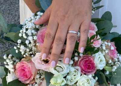 Main pied Pose de vernis semi permanent rose naturel